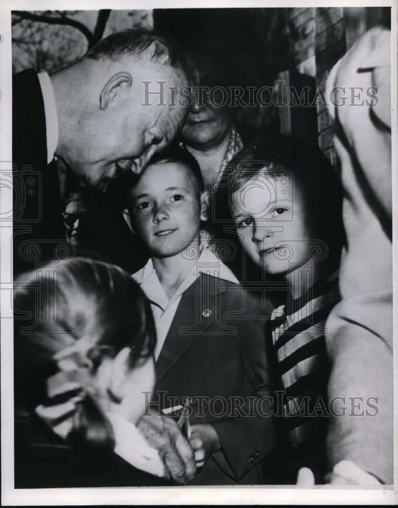 Load image into Gallery viewer, 1952 Press Photo Gen Dwight Eisenhower Talking to Kids at Presbyterian Church
