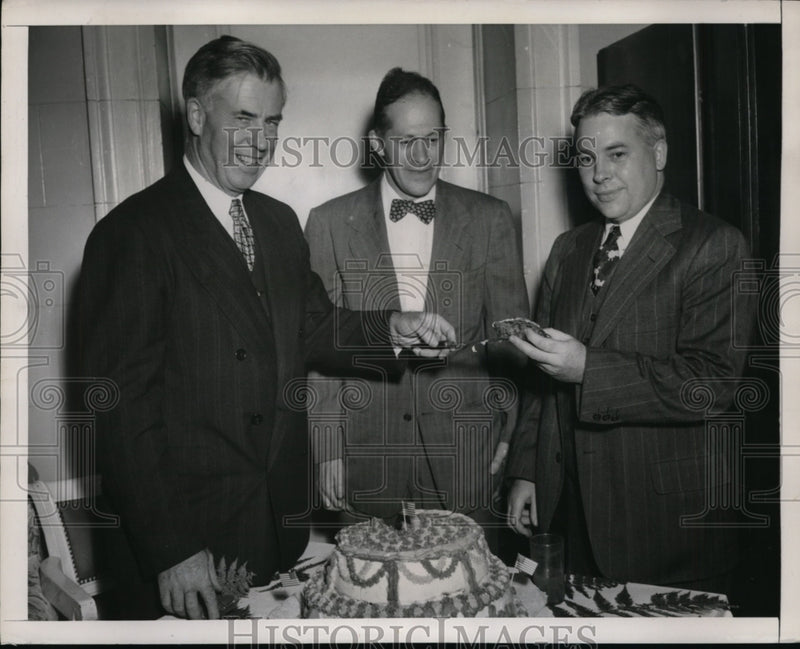 Load image into Gallery viewer, 1947 Press Photo Agriculture Secretary Henry Wallace ,Thomas Emerson - nep07053
