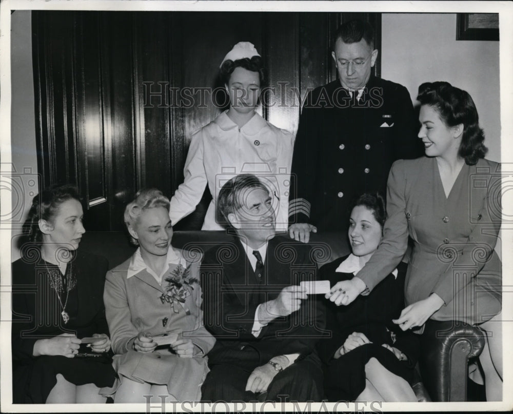 1942 Press Photo Henry Wallace present Senator's Secretaries First Aid Diplomas