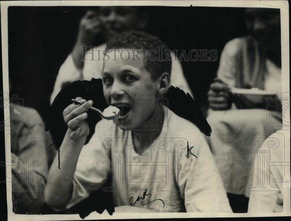 1922 Press Photo Boy Eating Ice Cream - nep07125