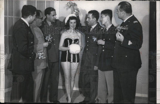 1957 Press Photo Terry Foulds Under Mistletoe at Lackland Air Force Base, Texas