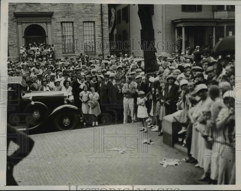 Load image into Gallery viewer, 1933 Press Photo Crowds at a Salem Massacusetts trial - nep07222
