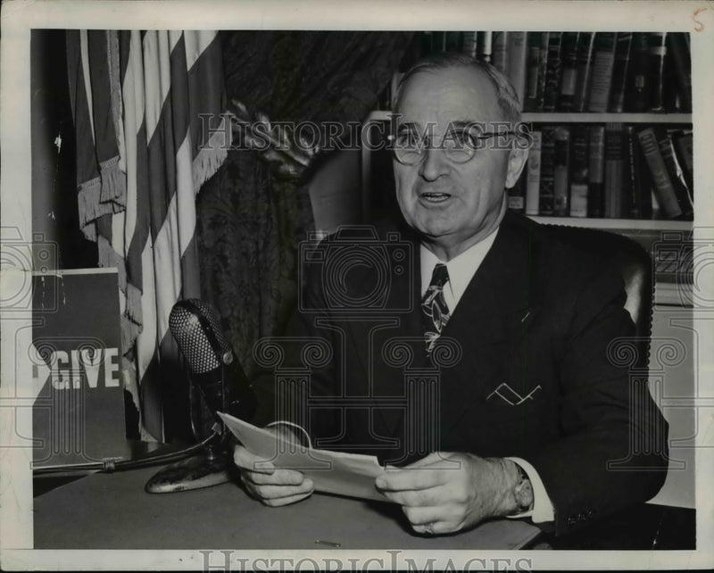 Load image into Gallery viewer, 1946 Press Photo President Harry Truman Opens Red Cross Drive from White House

