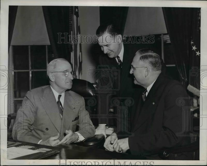 Load image into Gallery viewer, 1947 Press Photo President Truman, JW Emerson, &amp; Marle Harl of Fed Deposit Insua
