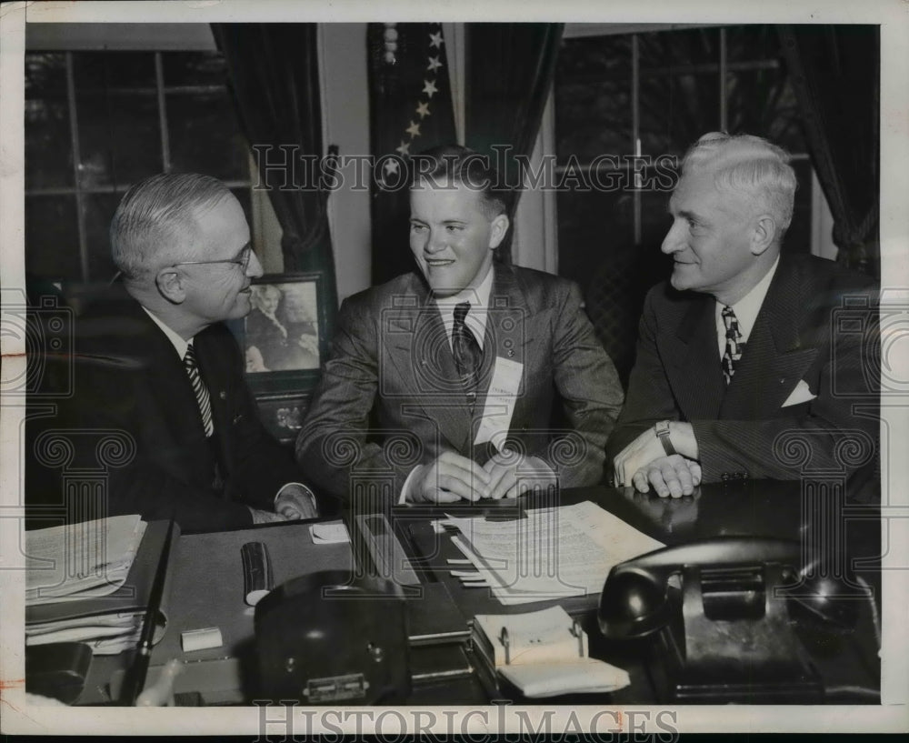 1947 Press Photo 4-H Club Outstanding Boy Laverne F. Hall with President Truman
