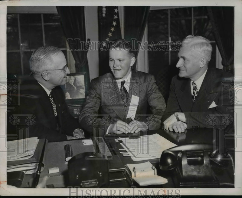 Load image into Gallery viewer, 1947 Press Photo 4-H Club Outstanding Boy Laverne F. Hall with President Truman
