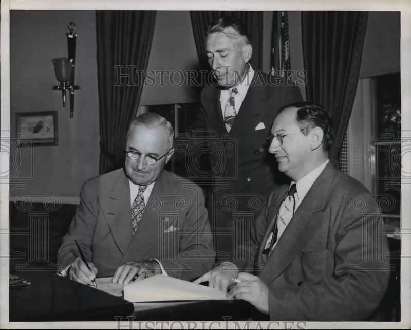 Load image into Gallery viewer, 1948 Press Photo President Harry Truman, Alex Rose of Millers' Union - nep07278
