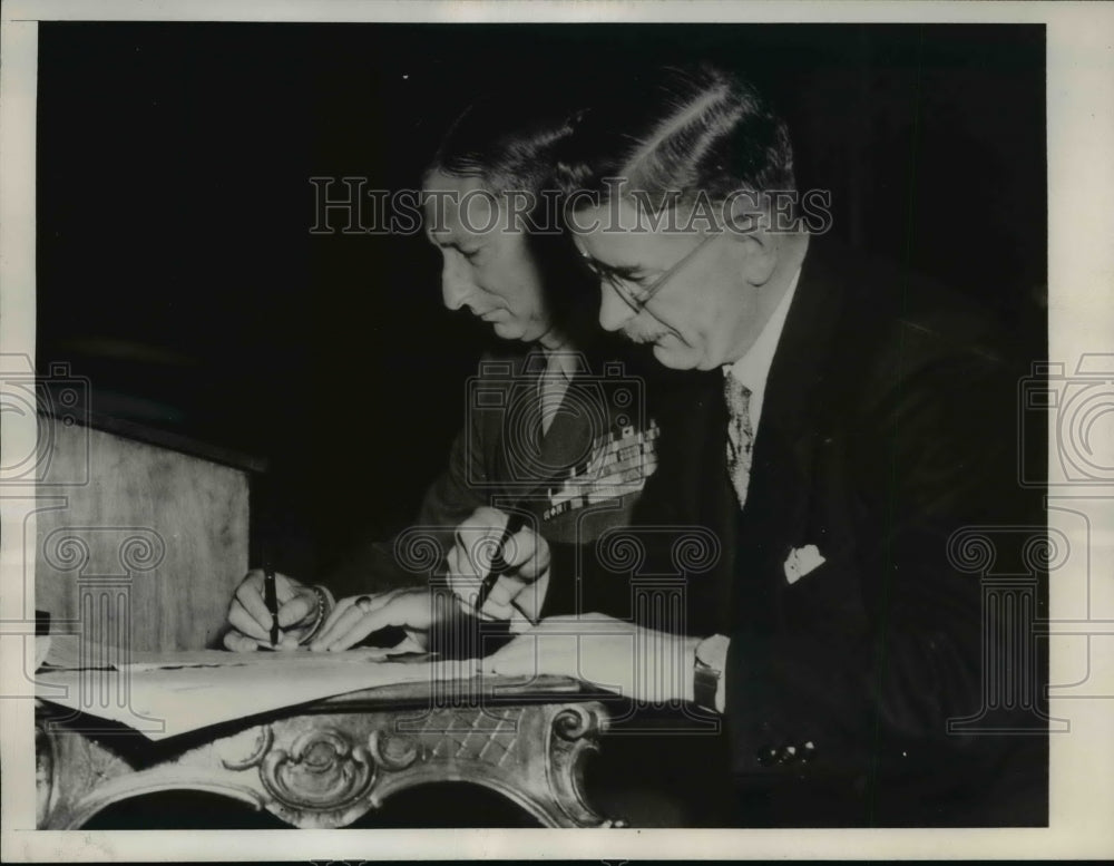 1946 Press Photo General Mark Clark & Leopold Figl Transferring German Assets