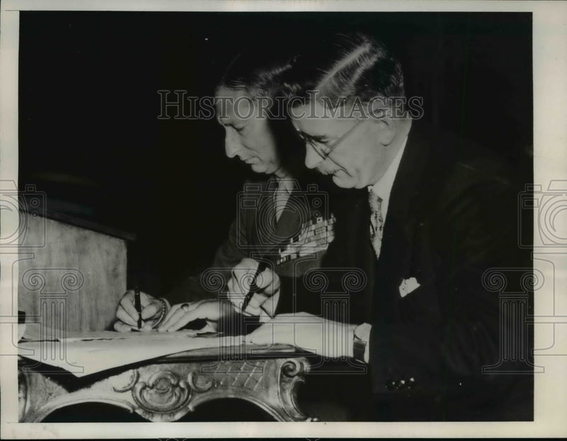 Load image into Gallery viewer, 1946 Press Photo General Mark Clark &amp; Leopold Figl Transferring German Assets

