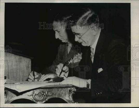 1946 Press Photo General Mark Clark & Leopold Figl Transferring German Assets