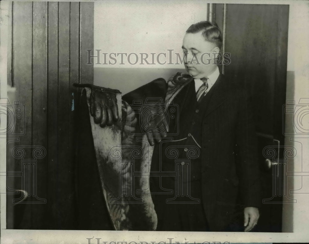 1928 Press Photo Walter Ferrys Displays Calvin Jones Gloves in Dunstan Case
