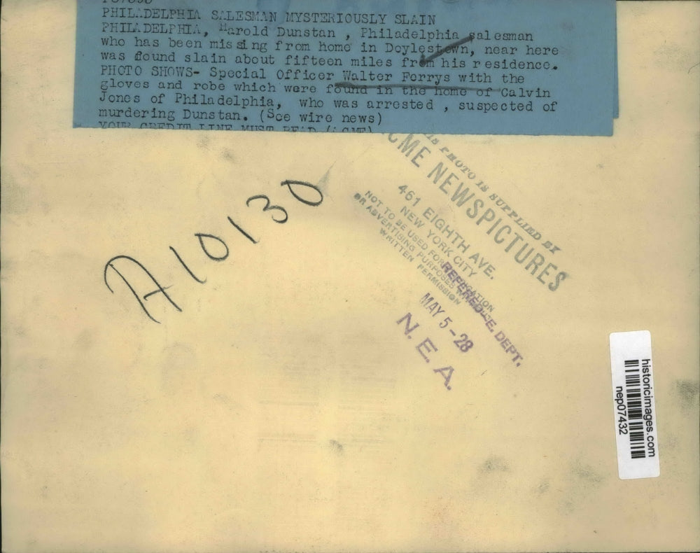 1928 Press Photo Walter Ferrys Displays Calvin Jones Gloves in Dunstan Case