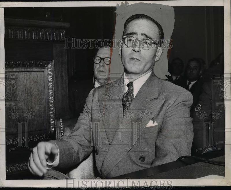 Load image into Gallery viewer, 1951 Press Photo Merl Young Alleged Influence Peddler - nep07445

