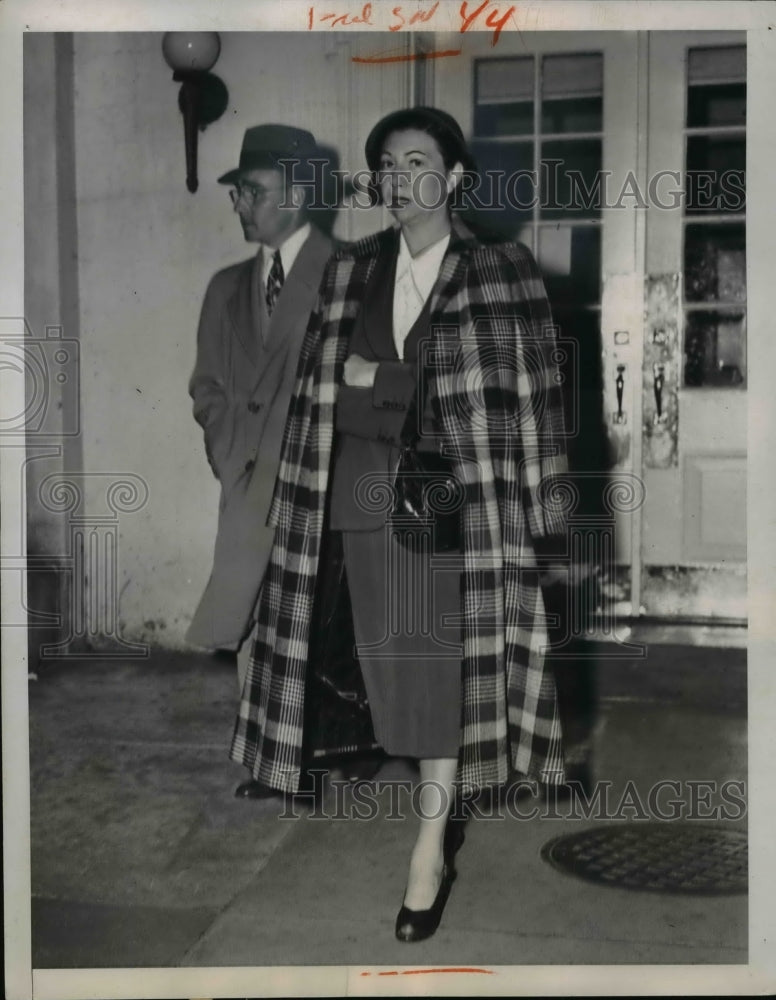 1951 Press Photo Mrs. E. Merl Young Returns as White House Stenographer