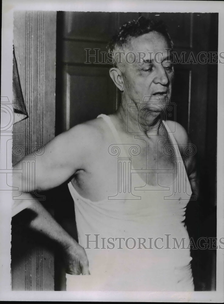 1935 Press Photo Guard ON Johnson held hostages at Kansas State Prison riot
