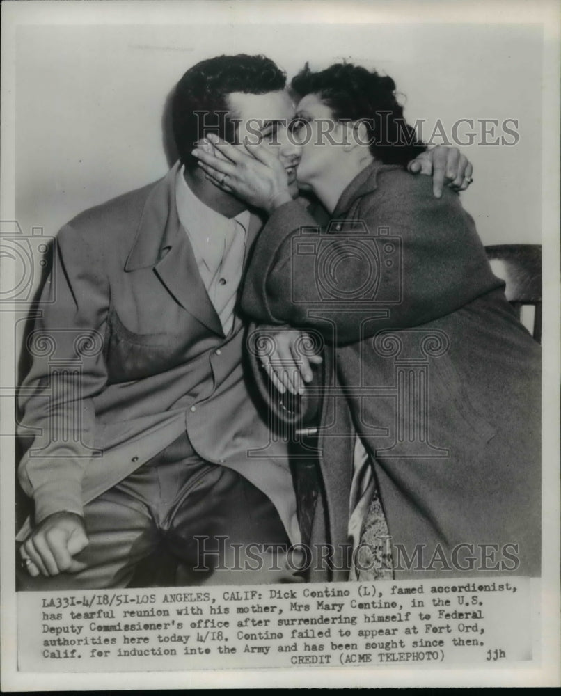 1951 Press Photo Dick Contino with mother at trial on draft evasion - nep07624