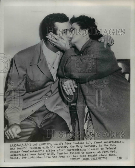 1951 Press Photo Dick Contino with mother at trial on draft evasion - nep07624
