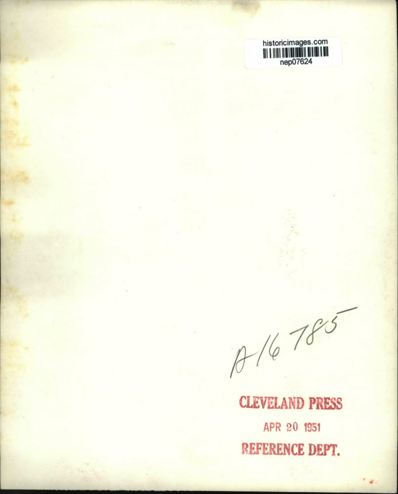 1951 Press Photo Dick Contino with mother at trial on draft evasion - nep07624