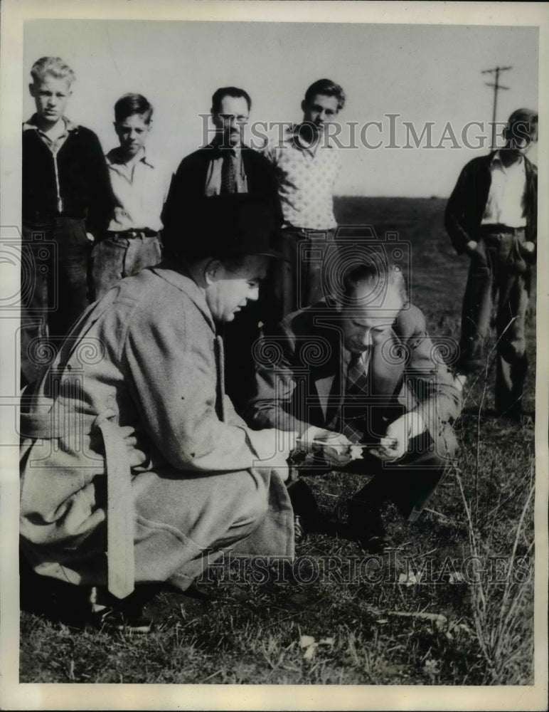 1939 Press Photo Lloyd Hurst & Police Chemist Ray Palmer Inspecting Bones Dug Up