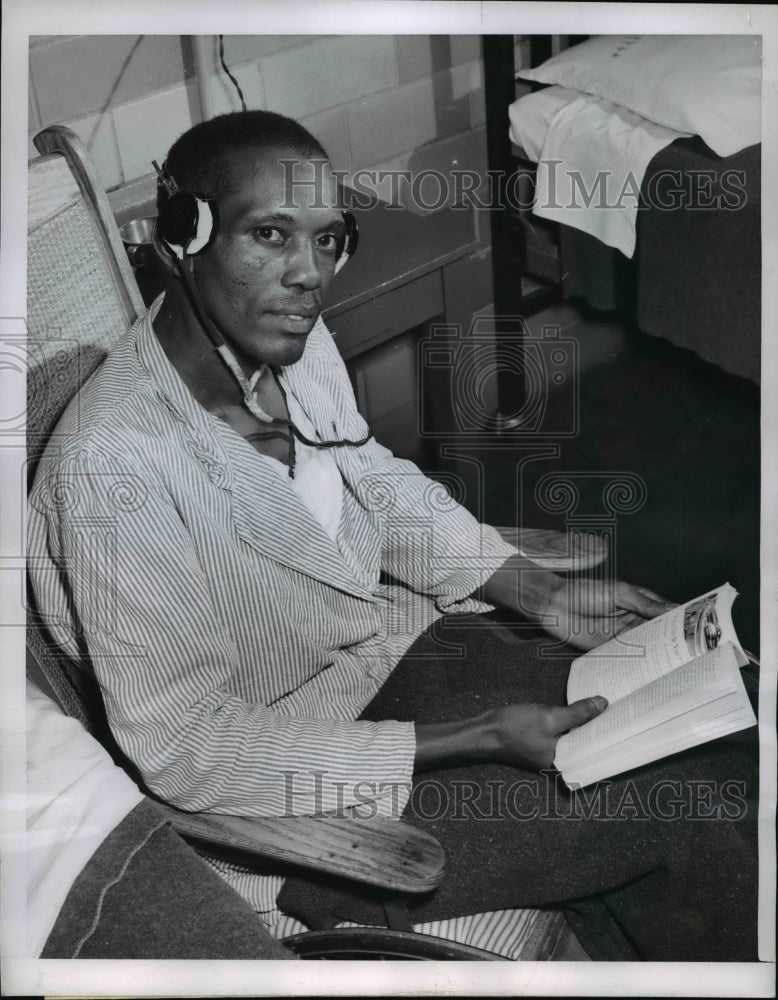Load image into Gallery viewer, 1952 Press Photo Paralyzed Convict John Long Can't Be Released from Prison
