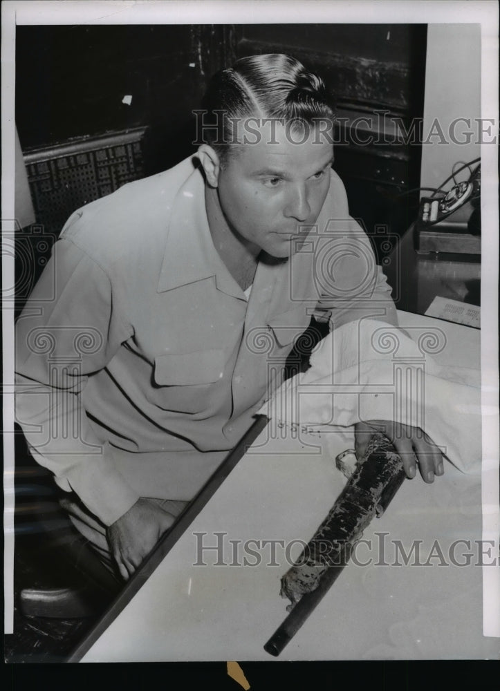 1954 Press Photo Ellsworth Hartz Examines Fake Shotgun Prisoner Attempted Break