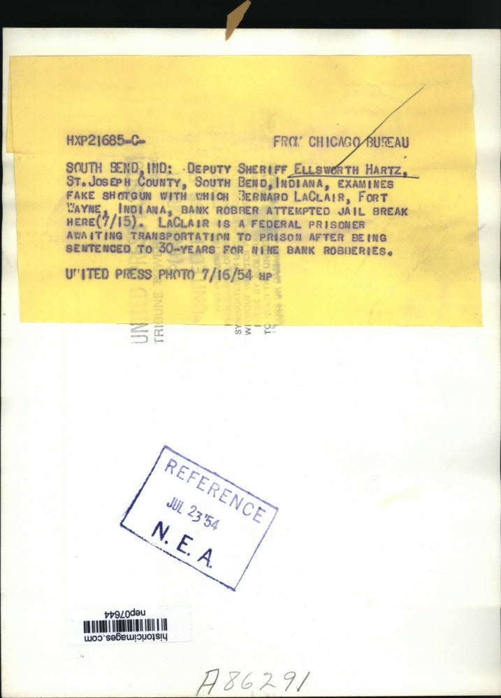 1954 Press Photo Ellsworth Hartz Examines Fake Shotgun Prisoner Attempted Break