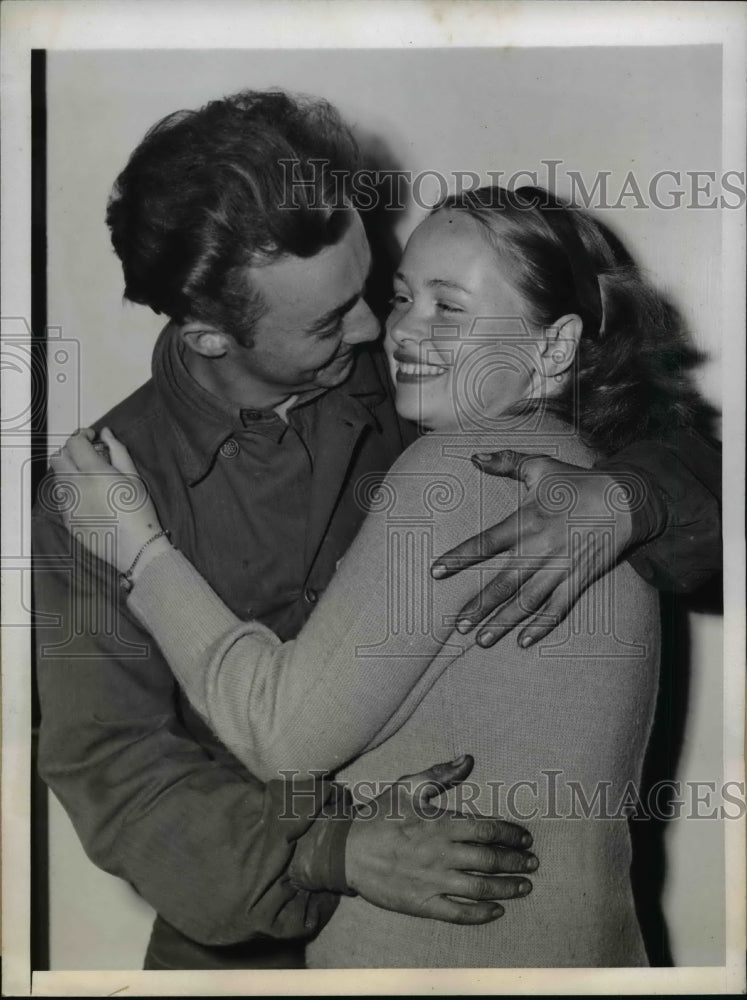 Load image into Gallery viewer, 1945 Press Photo Fugitive Mary Jane Young &amp; Army Deserter Boyfriend Harold Ennis
