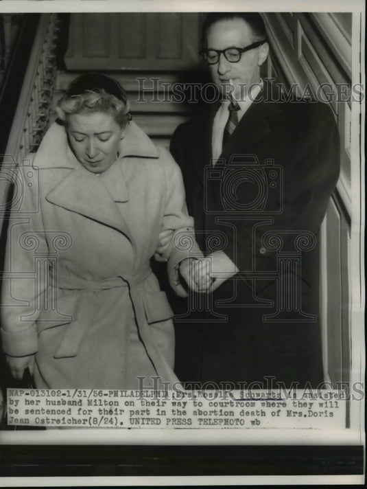 1956 Press Photo Mr & Mrs Milton Schwartz Leave for Courtroom for Their Sentence