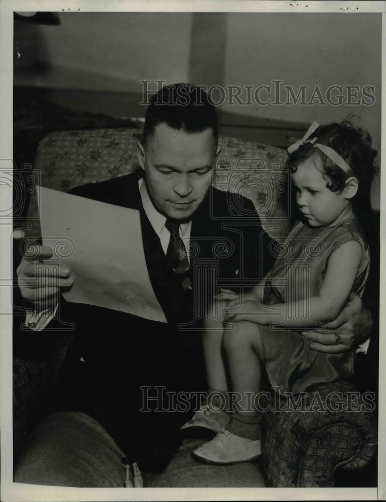 Load image into Gallery viewer, 1933 Press Photo Dr Charles Hoffman Read Gov Rolph Proclamation w/ Delma Barrett
