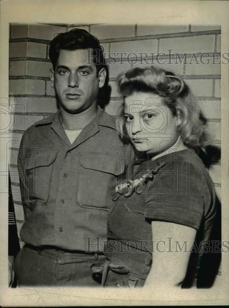 Load image into Gallery viewer, 1945 Press Photo Sergeant Claude James Jr., Murder Suspect &amp; Wife Virginia Owens
