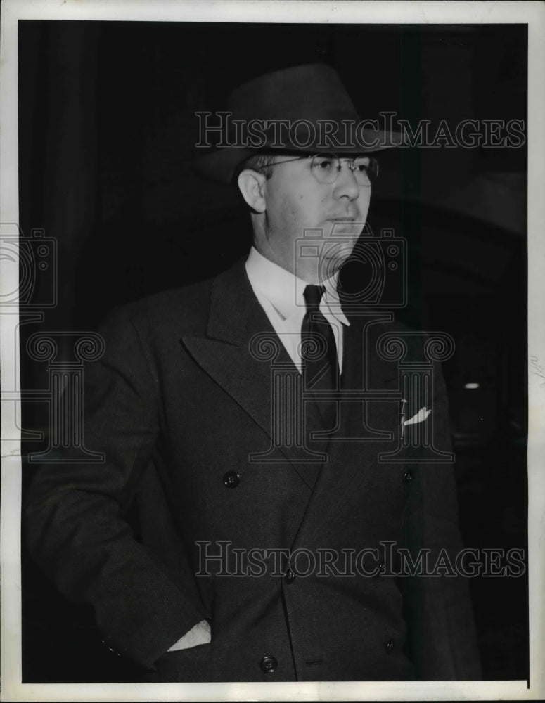 Load image into Gallery viewer, 1941 Press Photo Morris Price FBI in Brooklyn Federal Court - nep07767
