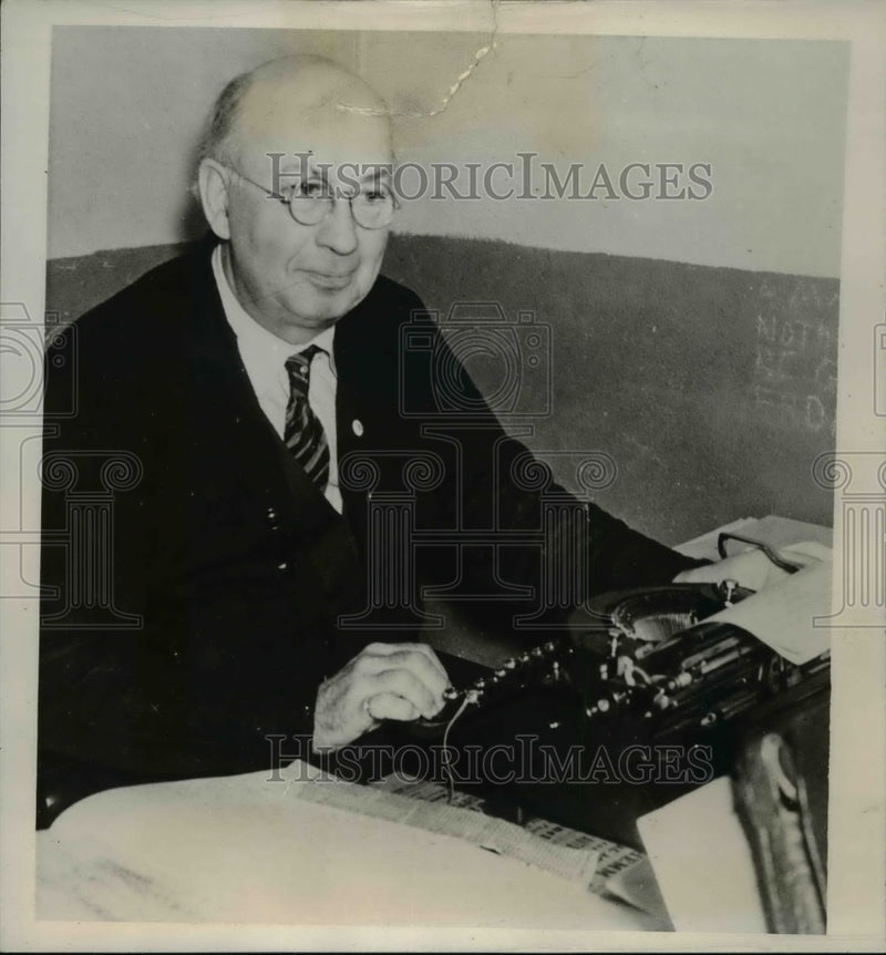Load image into Gallery viewer, 1940 Press Photo Earl R Dunning WPA Worker Seeks Presidential Nomination
