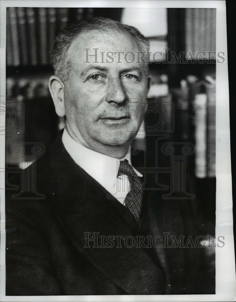 Load image into Gallery viewer, 1968 Press Photo Chief Magistrate Frank Milton Order James Earl Ray Return to US
