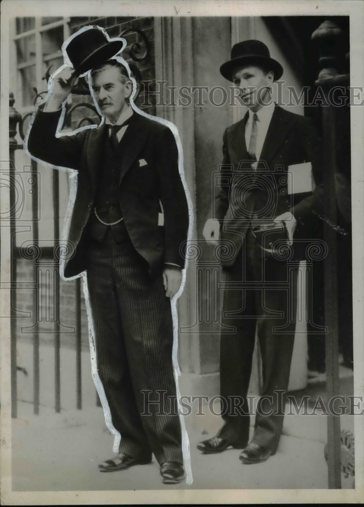 Load image into Gallery viewer, 1939 Press Photo Prime Minister Neville Chamberlain at 10 Downing St, London
