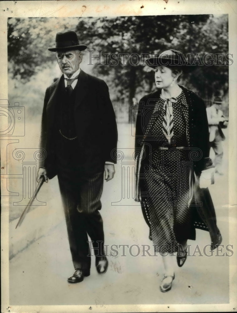 1938 Press Photo Mr & Mrs Neville Chamberlain in St James Park, London