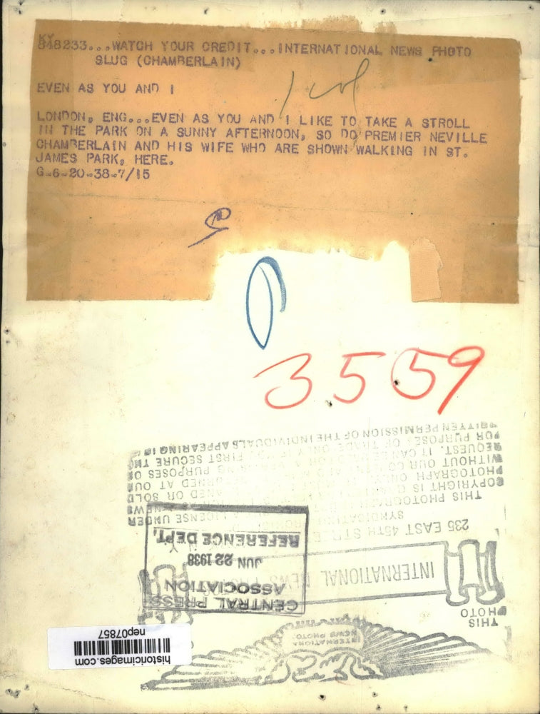 1938 Press Photo Mr & Mrs Neville Chamberlain in St James Park, London