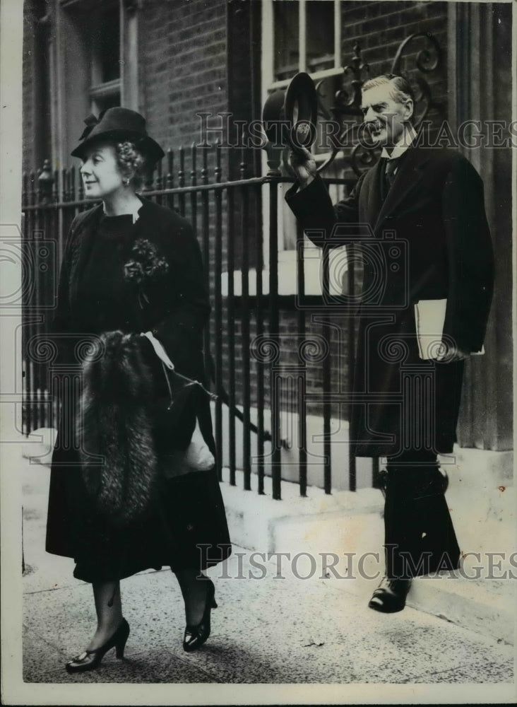 1939 Press Photo Mr &amp; Mrs Neville Chamberlain at #10 Downing St, London- Historic Images