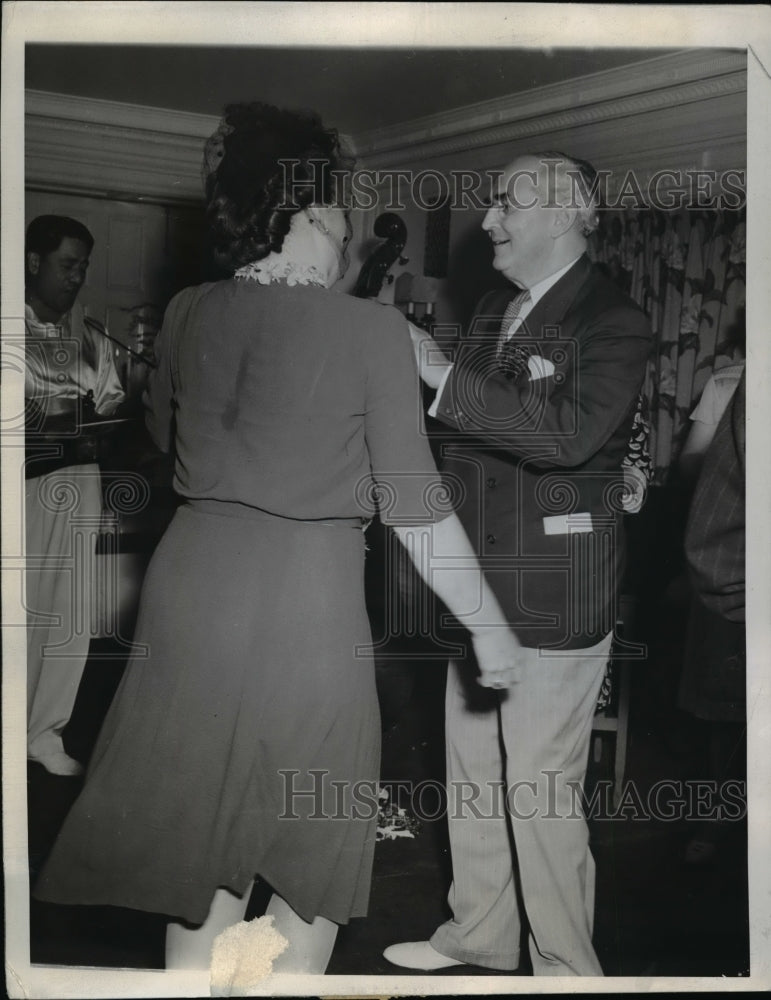 1944 Press Photo Michigan Senator Arthur Vandenberg & Mrs David Okana