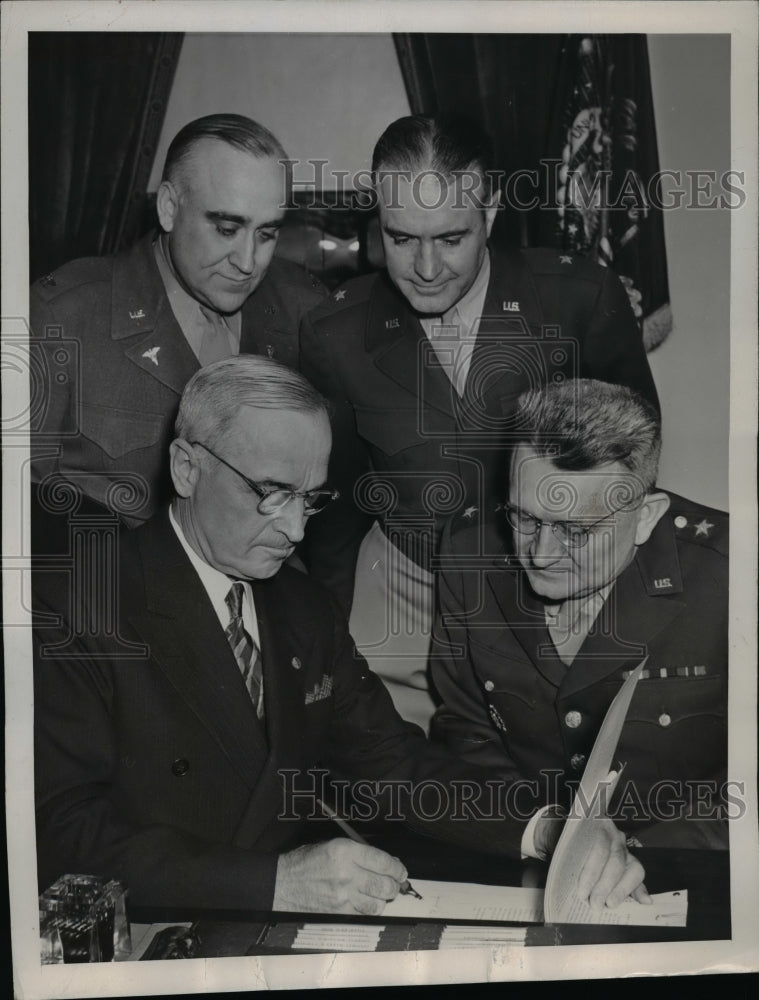 1947 Press Photo President Harry Truman,Maj Gen Lewis Hershey - nep07894