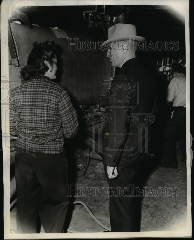 1943 Press Photo Senator Harry Truman at Curtiss-Wright Corp's Columbus Plant