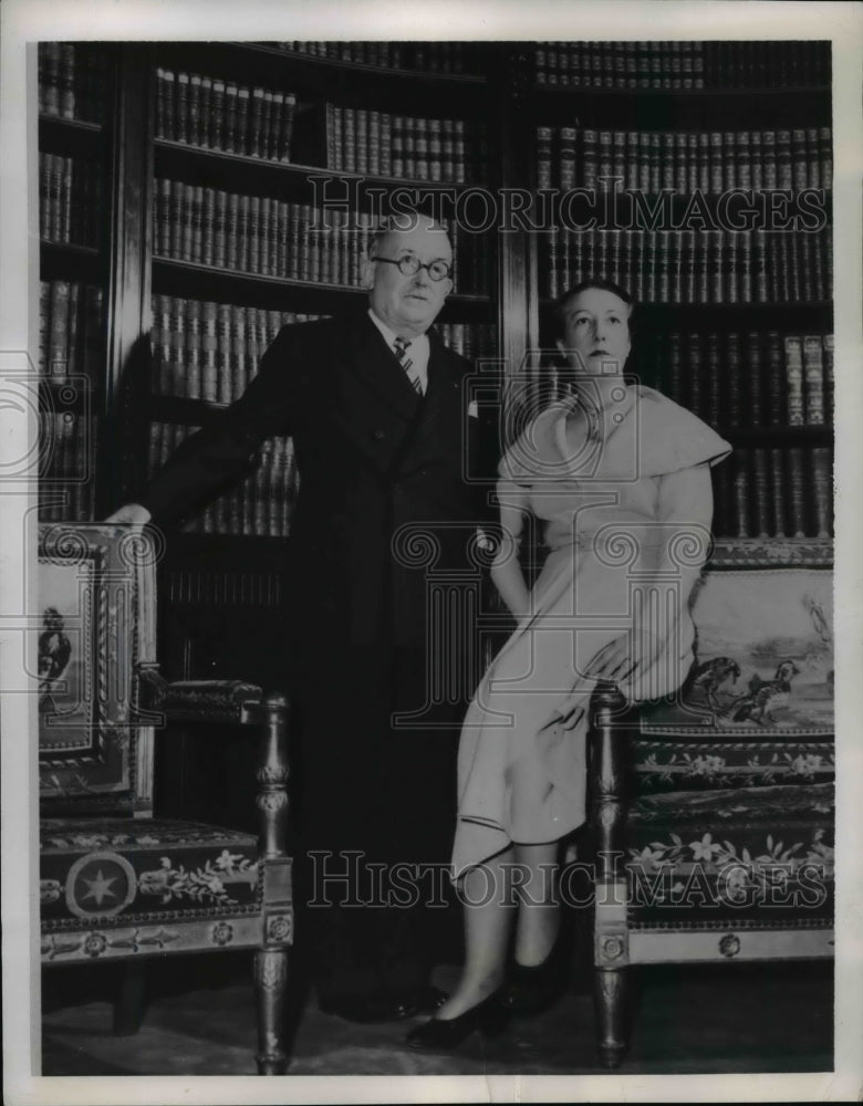 Load image into Gallery viewer, 1950 Press Photo President Auriol of France and Wife - nep07992
