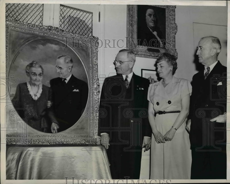 Load image into Gallery viewer, 1946 Press Photo President &amp; Mrs Harry Truman Painting by Grace Annette Dupre
