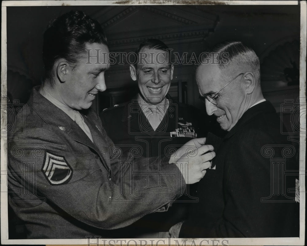 1946 Press Photo President Harry Truman Receives Reunion Association Lapel Pin