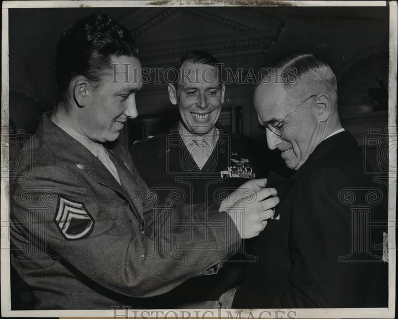 Load image into Gallery viewer, 1946 Press Photo President Harry Truman Receives Reunion Association Lapel Pin
