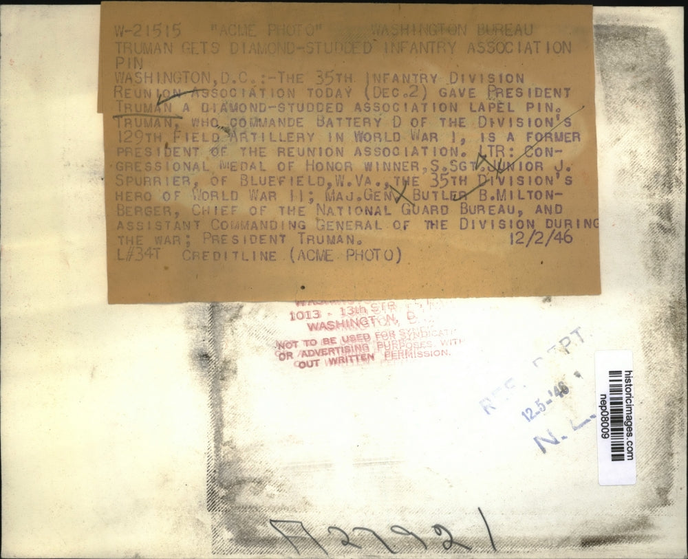 1946 Press Photo President Harry Truman Receives Reunion Association Lapel Pin