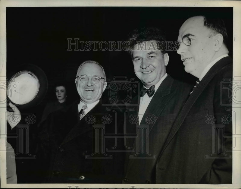 Load image into Gallery viewer, 1946 Press Photo President Harry Truman Greeted in Columbus, Ohio - nep08013
