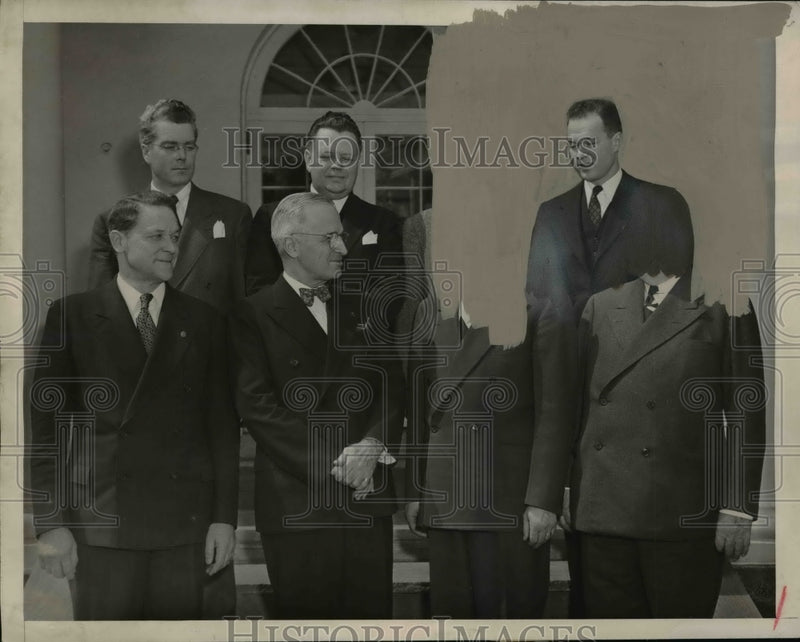 Load image into Gallery viewer, 1946 Press Photo President Harry Truman Visited by Ohio Delegates - nep08021
