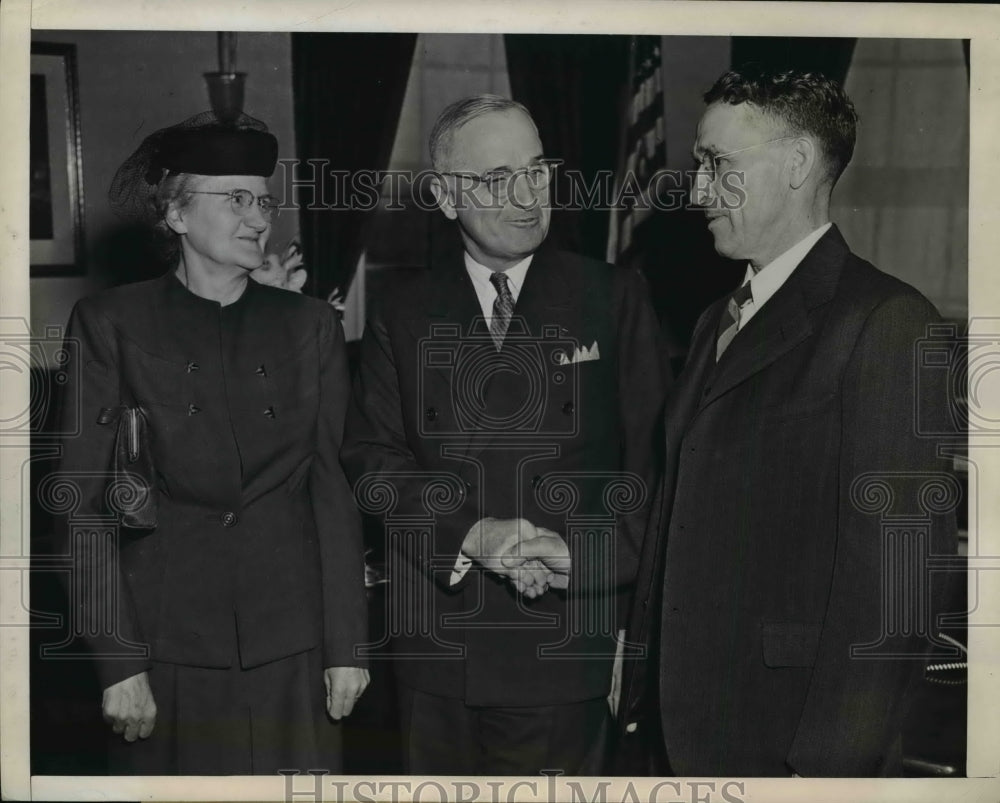 1946 Press Photo President Harry Truman w/ Farmers Mr & Mrs John Oeser of Iowa