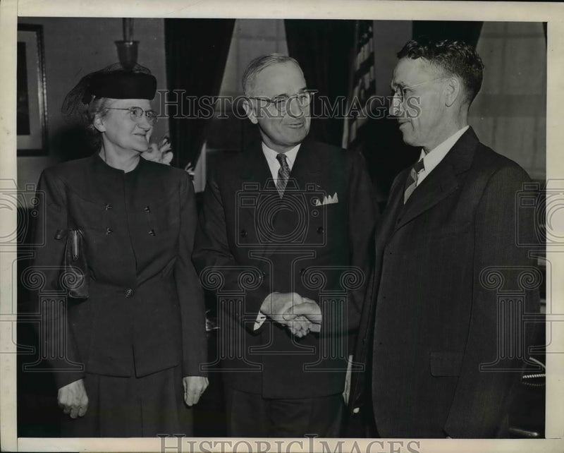 Load image into Gallery viewer, 1946 Press Photo President Harry Truman w/ Farmers Mr &amp; Mrs John Oeser of Iowa
