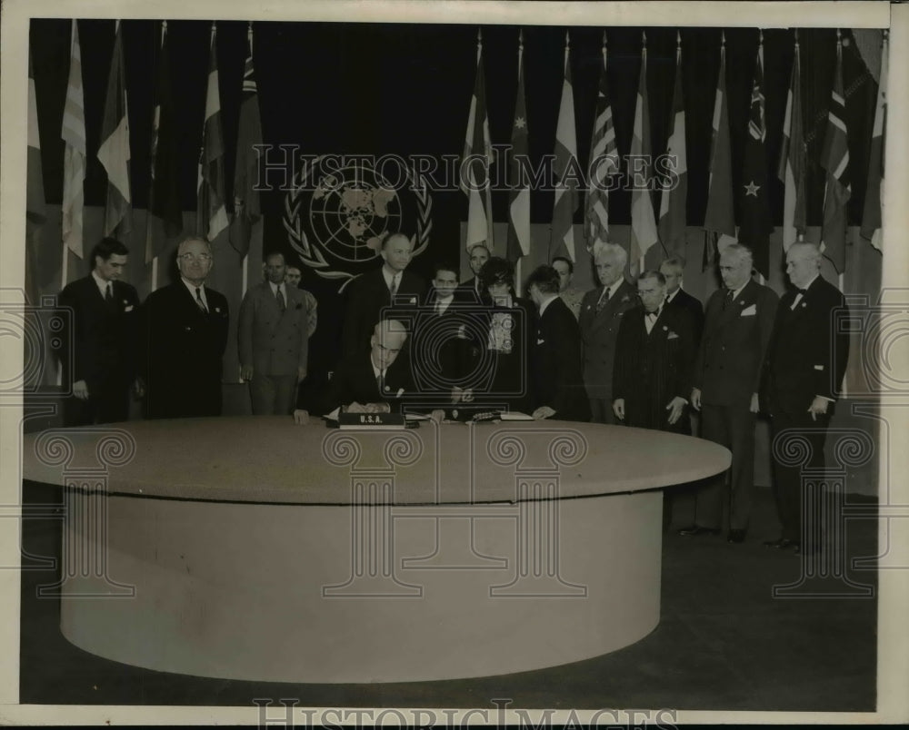 1945 Press Photo Pres Truman Witnesses Signing of the Charter for World Peace